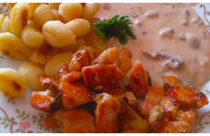Turkey breast with mushroom-cheese sauce and gnocchi