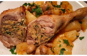 Chicken thighs with mushroom filling – a great tip for a tasty lunch