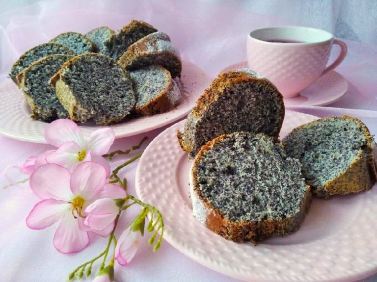 A luxurious poppy seed cake with a delicate and fluffy taste!