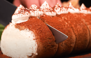 Luxurious sponge cake roll with fluffy cream: inspiration for a great no-bake dessert!
