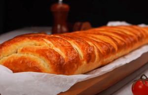 Luxurious savoury strudel with ham and cheese: a great choice of treat for celebrations and parties!
