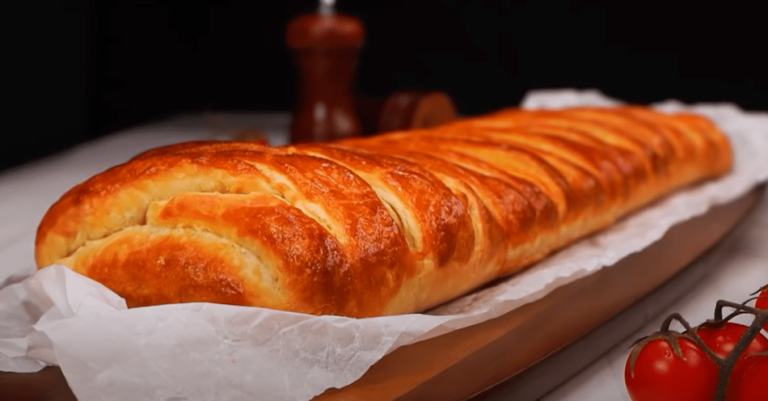 Luxurious savoury strudel with ham and cheese: a great choice of treat for celebrations and parties!