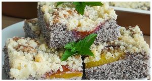 Poppy seed bublanina with plums and crumble – simple and quick