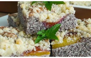 Poppy seed bublanina with plums and crumble – simple and quick