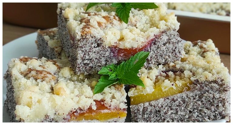 Poppy seed bublanina with plums and crumble – simple and quick