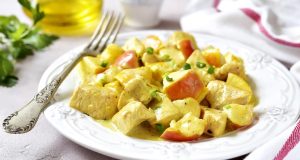 Tender chicken curry with apples, topped with a delicious sauce!