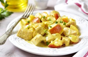 Tender chicken curry with apples, topped with a delicious sauce!
