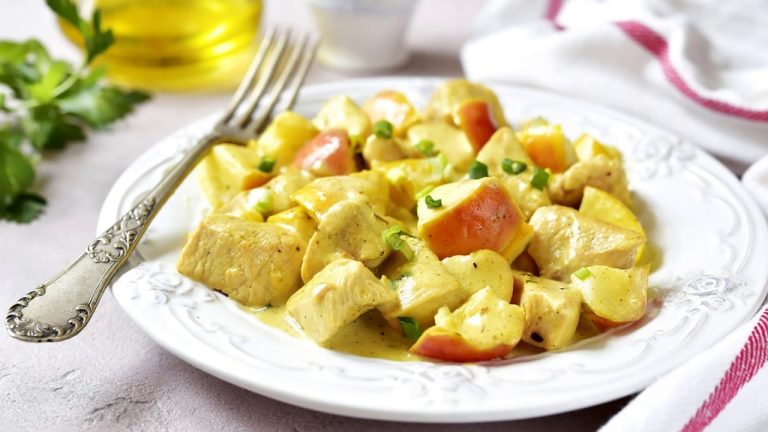 Tender chicken curry with apples, topped with a delicious sauce!