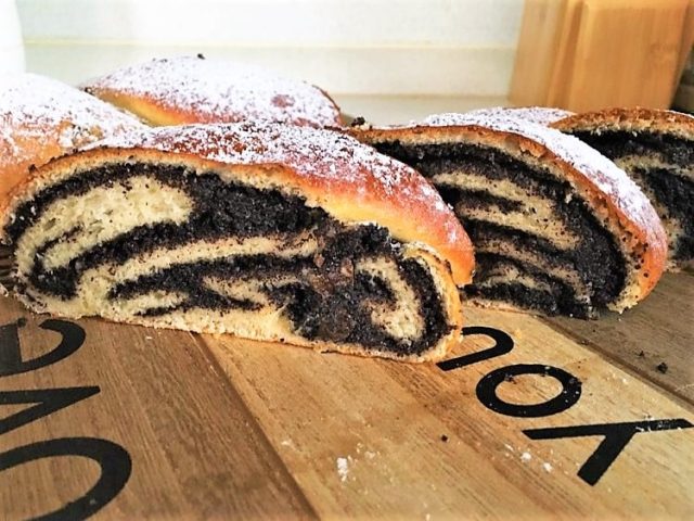 nejlepsi-makovy-zavin-z-kynuteho-testa-tvarohu-a-rozinek