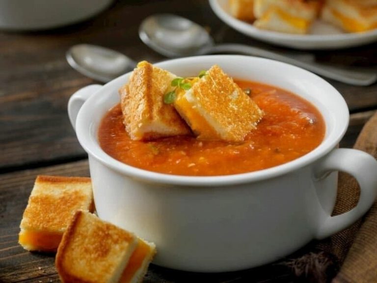 Quick & flavorful tomato soup paired with crispy cheese sandwich chunks – Yummy!