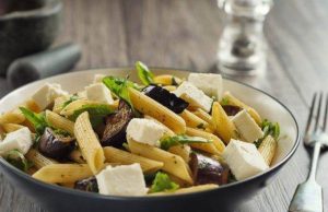 Simple vegetarian pasta – Penne with eggplant and feta cheese