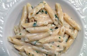 Creamy pasta with garlic and cheese that all food lovers will love