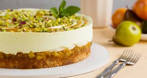 Light pear cake with foam cream and salted caramel – an irresistible combination of flavours!