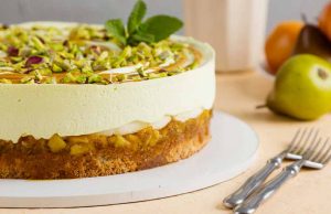 Light pear cake with foam cream and salted caramel – an irresistible combination of flavours!