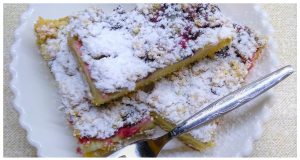 Prepare this crumb cake with custard – quick and tasty