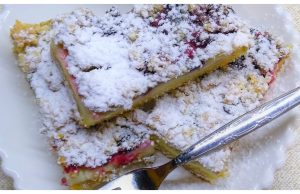 Prepare this crumb cake with custard – quick and tasty