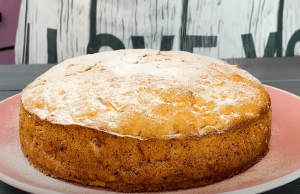 Brighten up your home with this delicious apple pie with walnuts!