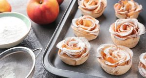 Divine apple roses from puff pastry: This dessert will charm everyone!