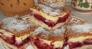 The best plum cake with vanilla cream and cream!