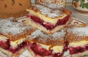 The best plum cake with vanilla cream and cream!