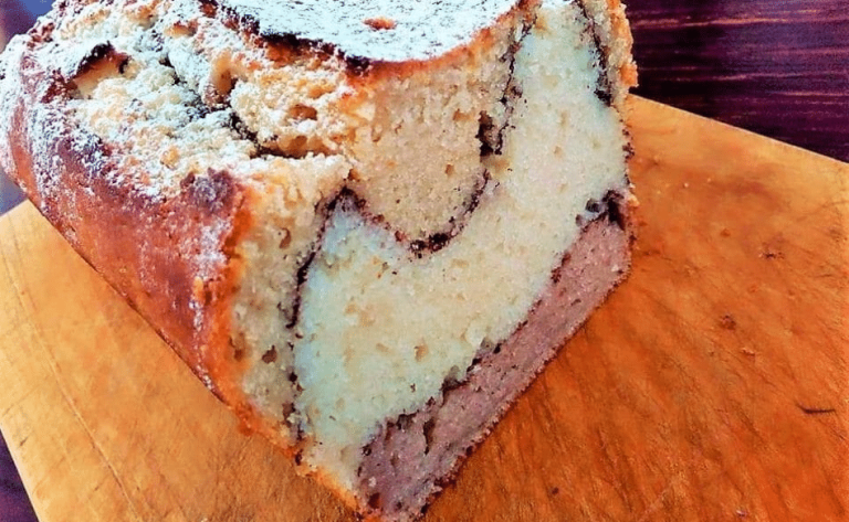 Three-coloured fantastic cake with cream – Great inspiration for a treat!