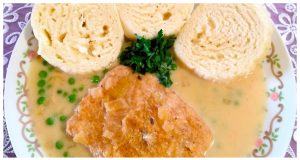 Pork slice in cream with peas – a delicious lunch