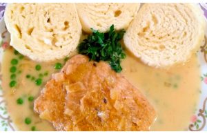Pork slice in cream with peas – a delicious lunch
