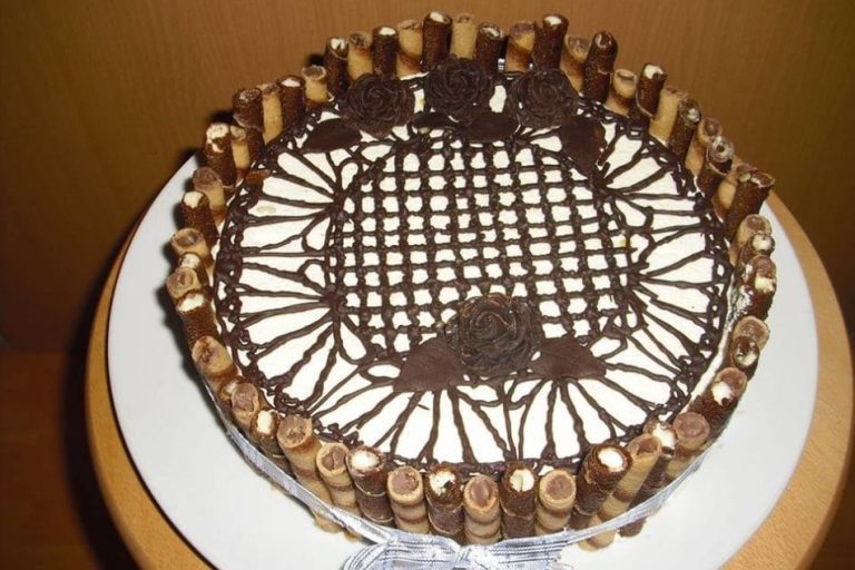 Delicious no-bake sponge cake with cottage cheese and tubes!