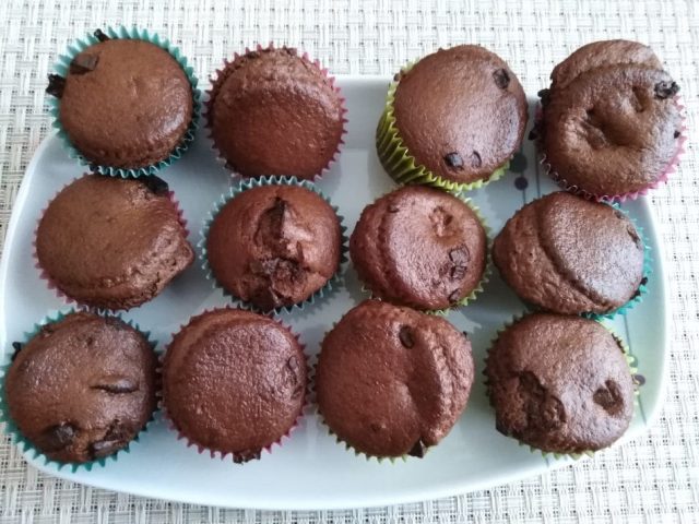 vynikajici-bananove-muffiny-s-cokoladou-ktere-si-ihned-zamilujete
