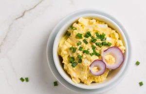 Delicious egg spread with melted cheese and simple preparation