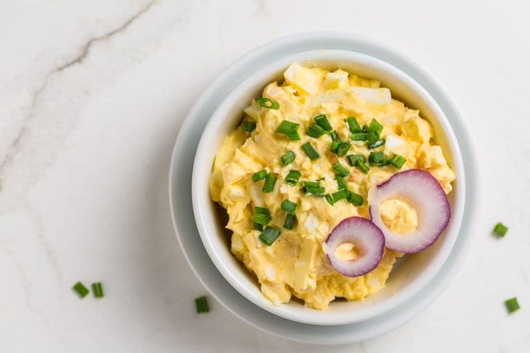 Delicious egg spread with melted cheese and simple preparation