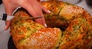 Try this delicious cheese wreath with spring onions: Everyone will love the taste!