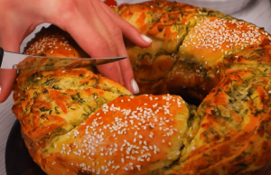 Try this delicious cheese wreath with spring onions: Everyone will love the taste!