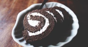Simple cocoa roulade filled with whipped cream – a simple dessert filled with whipped cream