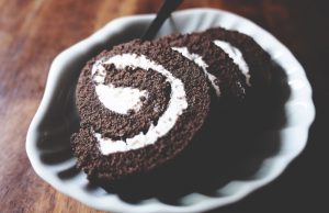 Simple cocoa roulade filled with whipped cream – a simple dessert filled with whipped cream