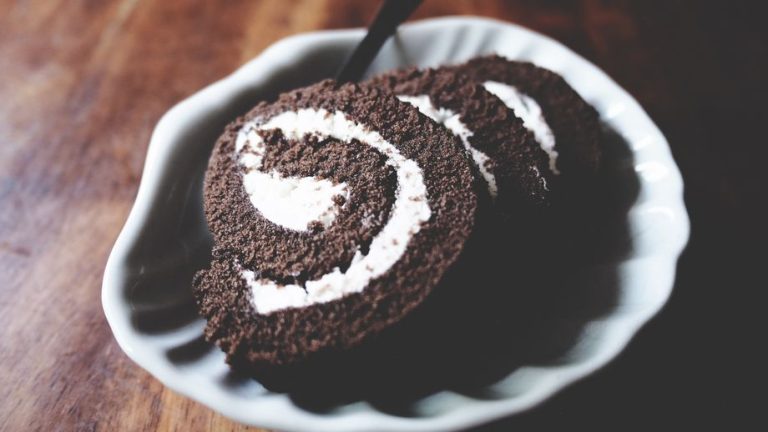 Simple cocoa roulade filled with whipped cream – a simple dessert filled with whipped cream
