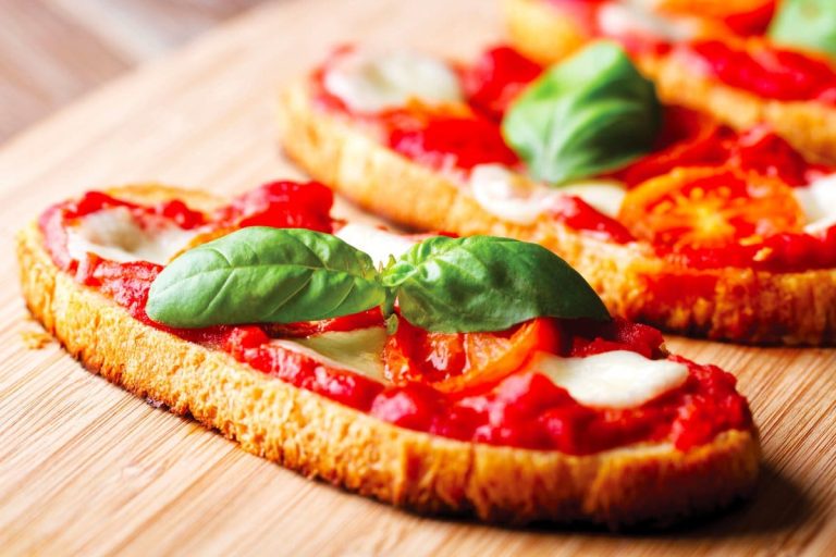 Baked lids with mozzarella and basil – a quick dish that will fill your family in less than 20 minutes