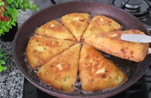 Tasty and quickly prepared cheese pancakes with spring onions and parsley!