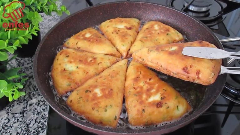 Tasty and quickly prepared cheese pancakes with spring onions and parsley!