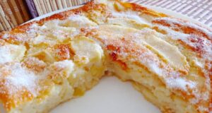Just mix and pour on a baking sheet – Soft yoghurt cake with apples
