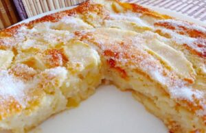 Just mix and pour on a baking sheet – Soft yoghurt cake with apples