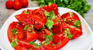 Delicious tomato salad with chili pepper, coriander and garlic – easy and quick preparation