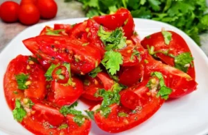 Delicious tomato salad with chili pepper, coriander and garlic – easy and quick preparation