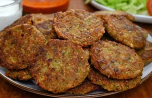 Crispy vegetable red lentil patties served with delicious dressings
