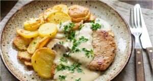 Quick Pork Chops with Parmesan Sauce and Roasted Potatoes Pork chops with parmesan sauce – quick recipe for juicy meat