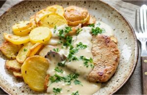 Quick Pork Chops with Parmesan Sauce and Roasted Potatoes Pork chops with parmesan sauce – quick recipe for juicy meat