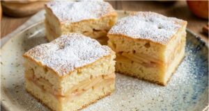 Yeast Apple Cake with a Hint of Strawberry: Juiciness in Every Bite Yeast apple cake with strawberry pudding – moist even the next day