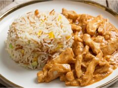 Delicious Chicken Strips with Garlic and Vegetable Rice Chicken strips in a delicate garlic sauce with colorful rice – a quick and affordable meal for the whole family