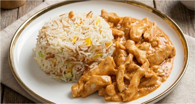 chicken-mix-with-rice-1 Chicken strips in a delicate garlic sauce with colorful rice – a quick and affordable meal for the whole family