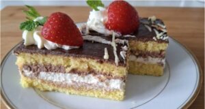 Fluffy Coffee Slices: A Luxurious Combination of Mascarpone and Parisian Whipped Cream Luxurious sponge slices with mascarpone and Parisian whipped cream: a patisserie-style coffee dessert